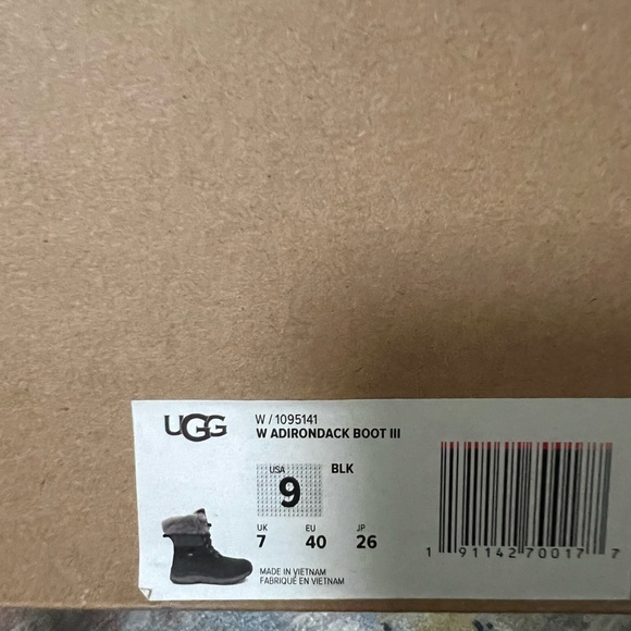 Barely Used UGG Adirondack Boot III, Black/Grey, Size 9 - Picture 2 of 9
